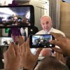 El Papa Francisco habla a los periodistas.