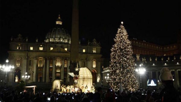 Vaticano enciende las luces del Pesebre y del Árbol de Navidad