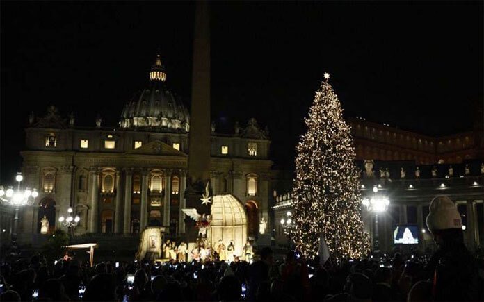 Vaticano enciende las luces del Pesebre y del Árbol de Navidad
