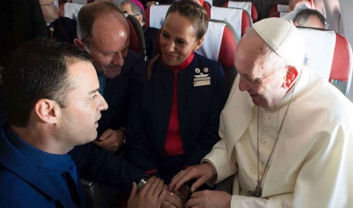 Papa celebró matrimonio de tripulantes durante vuelo