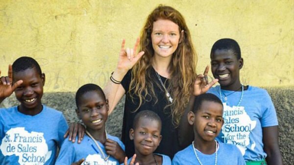 Joven católica dirige escuela para niños sordos en África