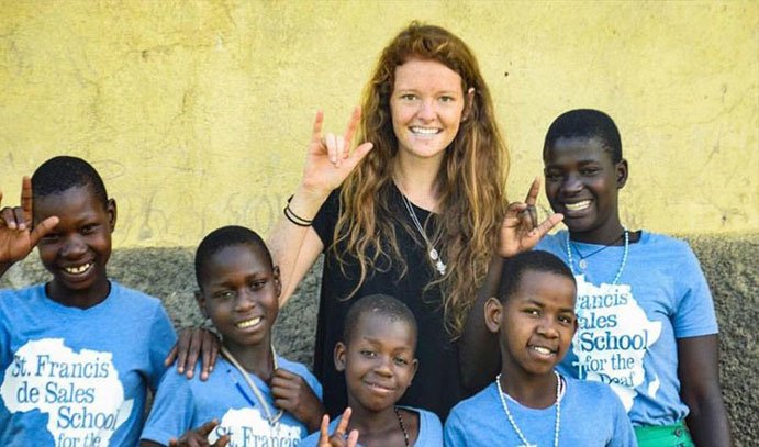 Joven católica dirige escuela para niños sordos en África
