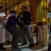 Chavista ataca a sacerdote