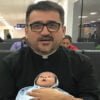 Sacerdote "adopta" bebé huérfano con síndrome de Down