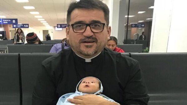 Sacerdote "adopta" bebé huérfano con síndrome de Down