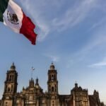 La bandera de México frente a la Catedral Metropolitana de la Ciudad de México.