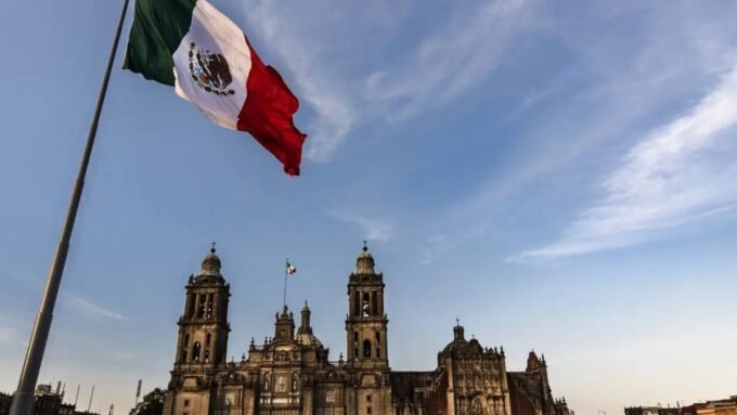 La bandera de México frente a la Catedral Metropolitana de la Ciudad de México.