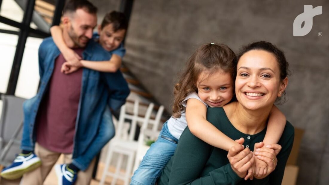Familia unida en oración como luz y sal del mundo