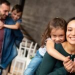 Familia unida en oración como luz y sal del mundo