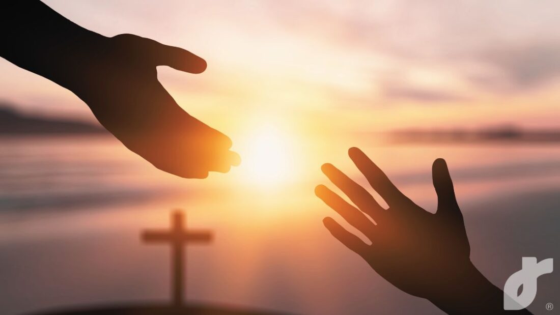 Persona en oración reflexionando sobre qué quiere Dios en Cuaresma
