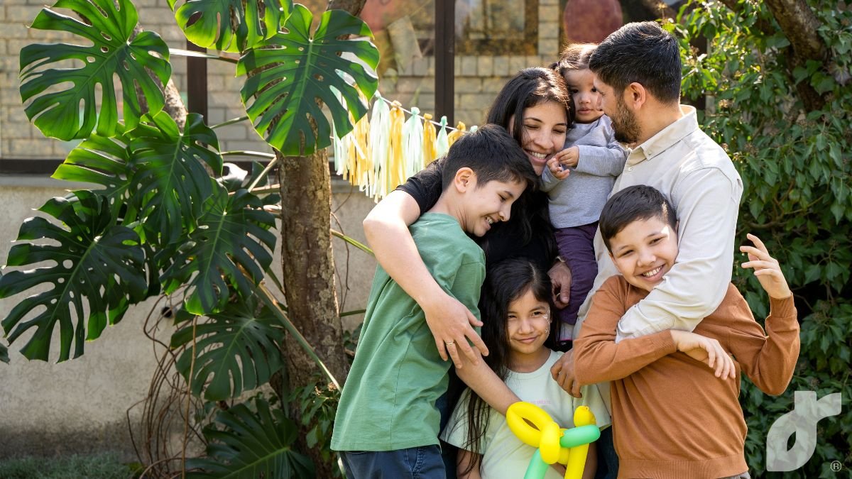 Familia mexicana reunida, fortaleciendo sus valores cristianos y su unidad en medio de los desafíos actuales.