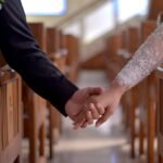 Pareja cristiana tomada de la mano en una iglesia, símbolo del matrimonio como sacramento y camino de amor.