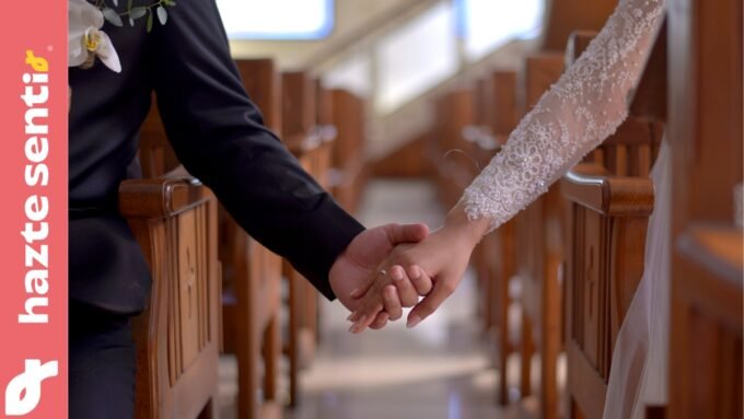 Pareja cristiana tomada de la mano en una iglesia, símbolo del matrimonio como sacramento y camino de amor.