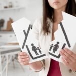 Mujer sosteniendo una ilustración rota de una familia, símbolo de ruptura y necesidad de perdón en el hogar.