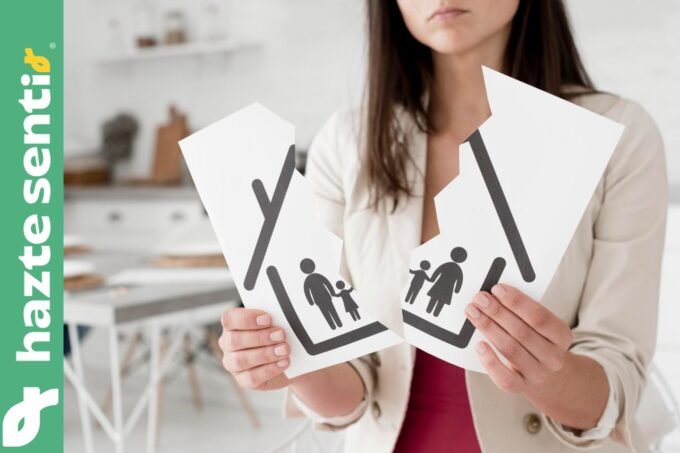 Mujer sosteniendo una ilustración rota de una familia, símbolo de ruptura y necesidad de perdón en el hogar.