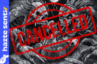 Decoraciones de Halloween con escenas violentas y figuras sangrientas en la calle, observadas por niños.