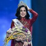 Fátima Bosch celebrando su coronación como Miss Universo 2025 con la banda y la corona, imagen editorial de Hazte Sentir