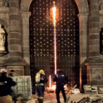 Puerta dañada de la Catedral de Puebla tras incendio provocado durante la madrugada, posible acto de cristianofobia en México.