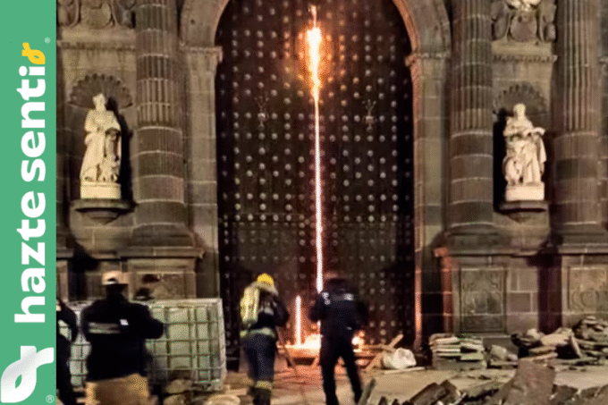 Puerta dañada de la Catedral de Puebla tras incendio provocado durante la madrugada, posible acto de cristianofobia en México.