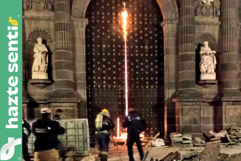 Puerta dañada de la Catedral de Puebla tras incendio provocado durante la madrugada, posible acto de cristianofobia en México.