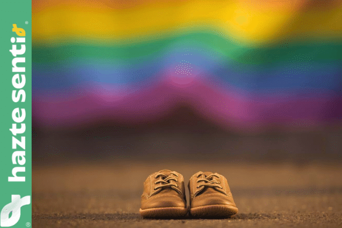 Zapatos de mexicanos frente a una bandera LGBT que simboliza la imposición ideológica sobre la familia y la educación