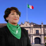 Gobernadora Delfina Gómez con pañuelo verde pro-aborto frente a un fondo representativo del Estado de México, simbolizando la imposición de la agenda abortista.