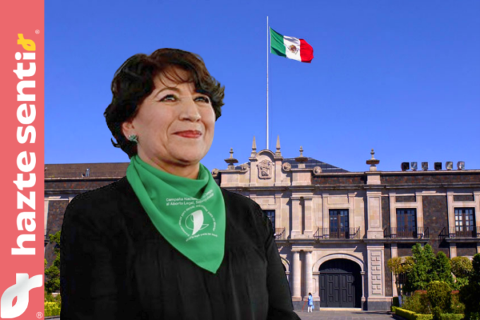 Gobernadora Delfina Gómez con pañuelo verde pro-aborto frente a un fondo representativo del Estado de México, simbolizando la imposición de la agenda abortista.