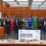 Fotografía grupal en el Congreso del Estado de México durante el Parlamento Abierto "Vientres de Alquiler: ¿negocio o explotación?", con la Diputada Joanna Felipe Torres y representantes de la sociedad civil.