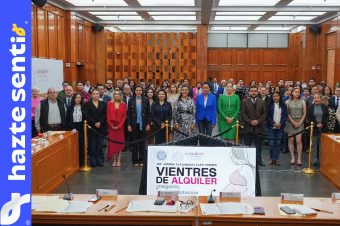 Fotografía grupal en el Congreso del Estado de México durante el Parlamento Abierto "Vientres de Alquiler: ¿negocio o explotación?", con la Diputada Joanna Felipe Torres y representantes de la sociedad civil.
