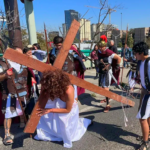 Imagen de un Viacrucis en Tijuana con el sello de "CANCELADO" sobre la imagen, haciendo referencia a la marcha atrás del Ayuntamiento en los cobros indebidos.