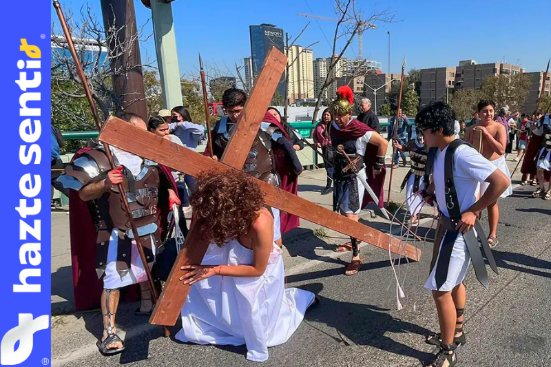 Imagen de un Viacrucis en Tijuana con el sello de "CANCELADO" sobre la imagen, haciendo referencia a la marcha atrás del Ayuntamiento en los cobros indebidos.