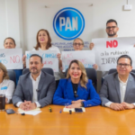 Tribuna del Congreso del Estado de Sinaloa vacía con el escudo del estado al fondo, en un ambiente legislativo sobrio e institucional.