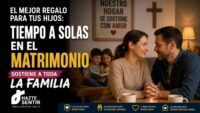 Pareja compartiendo tiempo a solas en el matrimonio mientras sus hijos permanecen juntos en casa, destacando la importancia de fortalecer la familia.