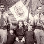 Rosario de madera y Biblia apoyados sobre la bandera histórica mexicana de la Guerra Cristera.