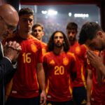 Seleccionador y jugadores de España en actitud de oración y concentración durante el Mundial 2026