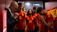 Seleccionador y jugadores de España en actitud de oración y concentración durante el Mundial 2026