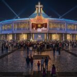 Familia mexicana caminando hacia la Basílica de Guadalupe durante su 50 aniversario como símbolo de fe y tradición