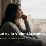 Persona reflexionando en silencio, representando el reconocimiento de la violencia doméstica