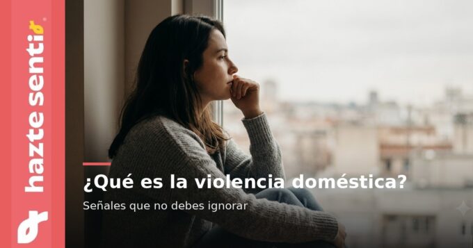 Persona reflexionando en silencio, representando el reconocimiento de la violencia doméstica
