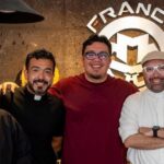 Cuatro sacerdotes conversando con Franco Escamilla en el episodio Padres contra el Diablo