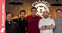 Cuatro sacerdotes conversando con Franco Escamilla en el episodio Padres contra el Diablo