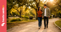 Pareja joven caminando sin mirar el celular como símbolo de un noviazgo real sin redes sociales