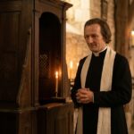 San Juan María Vianney Cura de Ars en una iglesia sencilla como símbolo de fidelidad sacerdotal y misericordia