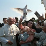 Ilustración editorial del encuentro de Juan Pablo II con un niño y su madre en Zacatecas en 1990