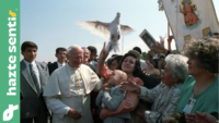 Ilustración editorial del encuentro de Juan Pablo II con un niño y su madre en Zacatecas en 1990