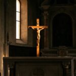 Crucifijo iluminado sobre el altar de una iglesia