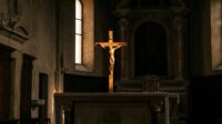 Crucifijo iluminado sobre el altar de una iglesia