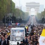 Multitud de fieles con rosarios en los Campos Elíseos de París durante la misa de León XIV en Francia