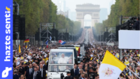 Multitud de fieles con rosarios en los Campos Elíseos de París durante la misa de León XIV en Francia