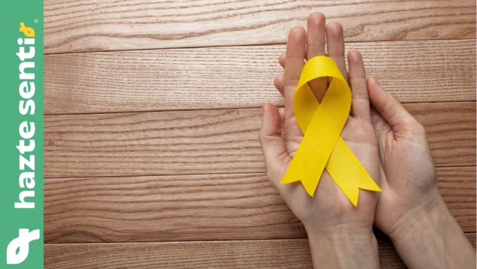 Dos manos dando con un moño amarillo representando el día mundial de la prevención del suicidio